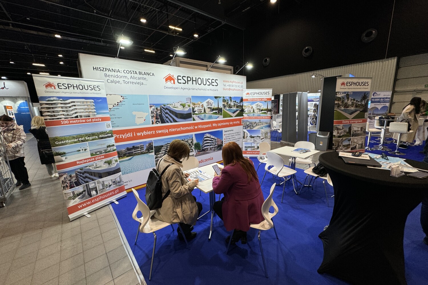 ESPHOUSES se remarcă la târgul imobiliar INRE din Varșovia, atrăgând investitori pentru proprietăți în Spania
